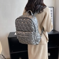 Zaino trapuntato argento metallizzato per donna in tessuto puffer impermeabile - Grigio Argento