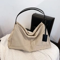 Bolso tote minimalista de nailon crema con costuras geométricas y correas negras - Blanco