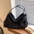Bolso tote negro grande y minimalista con correas dobles y colgante cuadrado - Negro