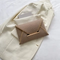 Elegante dunkelbraune Umschlag-Clutch mit Krokoprägung und goldenen Metallelementen - Khaki