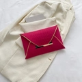 Modische rosa Briefumschlag-Clutch mit Krokoprägung und goldenen Metalldetails - Rosarot