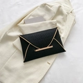 Schicke schwarze Briefumschlag-Clutch mit Krokoprägung und goldenem Metallrahmen - Schwarz