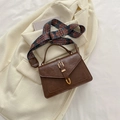 Borsa a tracolla retrò in pelle marrone scuro con fibbia dorata e tracolla fantasia - Marrone
