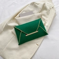 Smaragdgrüne Umschlag-Clutch mit Krokodilleder-Prägung und goldenem Verschluss - Grün