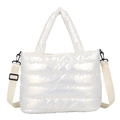 Borsa tote trapuntata stile piumino con finitura lucida e tracolla regolabile - Bianco