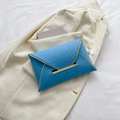 Pochette enveloppe bleue à motif crocodile avec bordure dorée élégante et boucle en métal - Bleu