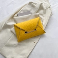 Pochette enveloppe jaune vif à texture crocodile avec détails métalliques dorés - Jaune