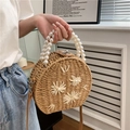 Bolso redondo de paja marrón con margaritas y un elegante asa de cadena de perlas - Caqui