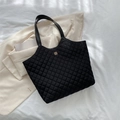 Elegante zwarte gewatteerde shopper met gouden bloemlogo voor dagelijks gebruik - Gestikte Ruit (运8019) / Zwart