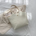 Elegante crèmekleurige gewatteerde shopper met ruitpatroon en goudkleurig logo op zachte stof - Gestikte Ruit (运8019) / Wit