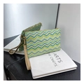 Pochette intrecciata arcobaleno con motivi a onde verdi, blu e gialle e cinturino in pelle - Chevron Verde Giallo Blu (Stile 1)
