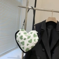 Borsa a spalla a forma di cuore in finta pelliccia bianca con cuori verdi e tracolla - Verde