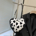 Borsa a spalla in peluche a forma di cuore con motivi neri e consistenza morbida - Nero