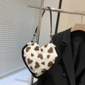 Borsa a spalla in peluche bianca a forma di cuore con motivi marroni e tracolla nera - Marrone