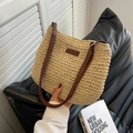 Minimalistische Sommer Strohtasche Umhängetasche mit braunem Lederriemen und Detail - Gebrochenes Weiß