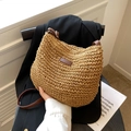 Stilvolle handgewebte Stroh-Schultertasche in Hellbraun mit dunkelbraunem Lederriemen - Khaki