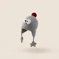 Graue Strickmütze für Kinder mit großen 3D-Augen und rotem Bommel mit Ohrenklappen - Einheitsgröße: 44-52cm Kopf / Grau