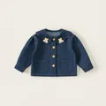 Dunkelblaue Jeansjacke für Mädchen mit Rüschenkragen und gelben Cartoon-Aufnähern - 130 / Denim-Blau