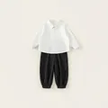 Completo bambino con camicia bianca a maniche lunghe e pantaloni cargo neri alla moda - Bianco / 80