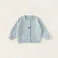 Blauw gebreid babyvest met unieke knopen in de vorm van een ster en hart met ronde halslijn - 80 / Blauw
