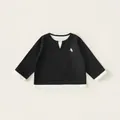 Jungen Langarmshirt aus Waffelstrick in Schwarz mit Kontrastsaum und Stickerei - Schwarz / 80