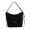 Borsa a spalla minimalista in peluche nero per donna con etichetta in pelle su sfondo bianco - Nero Versatile