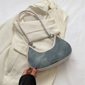 Bolso de hombro media luna minimalista en azul denim retro con ribete crema - Blanco