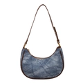 Blaue Denim-Patchwork-Halbmondtasche mit braunem Lederbesatz und Goldbeschlägen - Blau