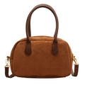 Borsa a tracolla minimalista in pelle PU marrone caramello con texture scamosciata e oro - Marrone