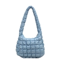 Bolso hobo minimalista acolchado azul claro con superficie de tela texturizada y asa ancha - Azul