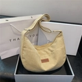 Bolso bandolera de pana beige en forma de media luna con logotipo de cuero y hebilla - Caqui