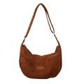 Bolso bandolera de pana marrón en forma de media luna con parche de cuero - Marrón