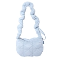 Hellblaue gesteppte Cloud-Bag mit Rautenmuster und gerüschtem Schultergurt-Design - Blau