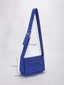 Blaue gesteppte Nylon-Umhängetasche mit verstellbarem Ösenriemen und Abmessungen - Blau