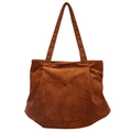Borsa tote in velluto a coste marrone con tasca frontale e tracolle su sfondo bianco - Marrone