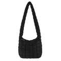 Gevoerde zwarte schoudertas met minimalistische textuur en zachte crossbody-riem - Zwart