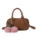 Braune Leder-Boston-Umhängetasche mit rosa Bommel-Anhänger und goldenen Beschlägen - Braun (Mit Anhänger)