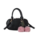 Minimalistische schwarze Boston-Tasche aus PU-Leder mit rosa Kirsch-Anhänger und Gold-Hardware - Schwarz (Mit Anhänger)