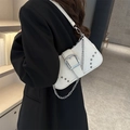 Weiße Retro-Achseltasche aus Denim mit Schnalle und dekorativen Metallketten - Weiß