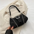 Bolso de hombro en lona negra con costuras blancas, hebilla de metal y cadena plata - Negro