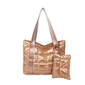 Borsa tote trapuntata color oro champagne con pochette su sfondo bianco - Oro