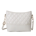 Schicke beige Stepptasche aus PU-Leder mit Kettenriemen und goldenen Metallakzenten - Weiß