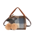Minimalistische Wollhandtasche mit Kirsch-Anhänger und braunen Riemen im Winter-Design - Tata-Block