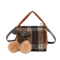 Braun-schwarz karierte Wolltasche mit Kirsch-Anhänger und Leder-Schultergurt - Toastbraun
