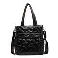 Grand sac fourre-tout noir matelassé avec bandoulière réglable et finition brillante - Noir