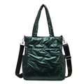 Sac fourre-tout matelassé en vert foncé brillant avec bandoulière réglable pratique - Vert