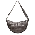 Bolso bandolera de media luna acolchado gris plateado con acabado metálico chic - Color gunmetal