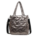 Sac fourre-tout matelassé en tissu métallisé argenté avec bandoulière noire et poches latérales - Argenté