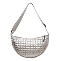 Bolso bandolera de media luna plateado acolchado con correa ajustable y acabado metálico - Plateado