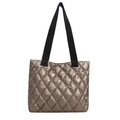 Elegante bolso tote acolchado en champán metalizado con asas negras tejidas - Dorado